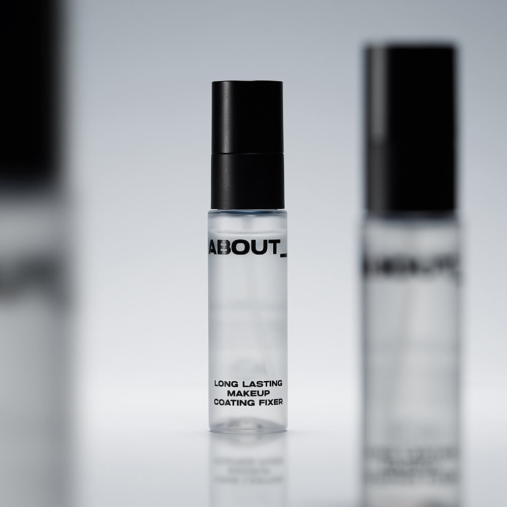 ABOUT TONE Long Lasting Makeup Coating Fixer, flacon noir et blanc sur fond studio flou, produit beauté maquillage.