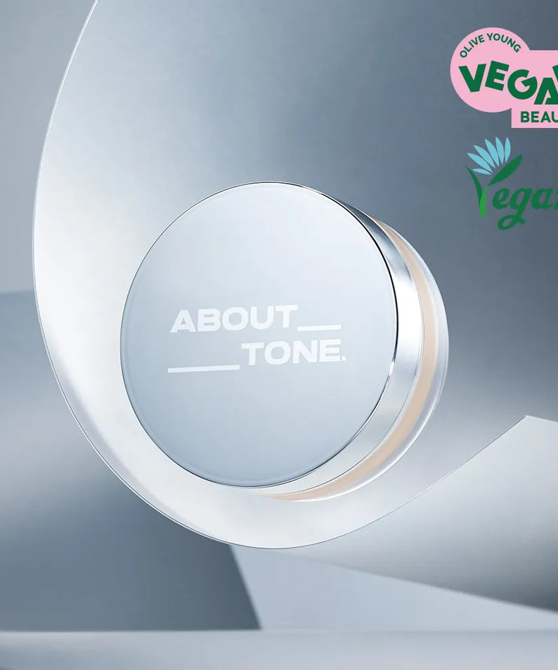 ABOUT TONE The Blur Finish Powder, packaging cosmétique sur fond bleu, marque ABOUT TONE, rendu blur.