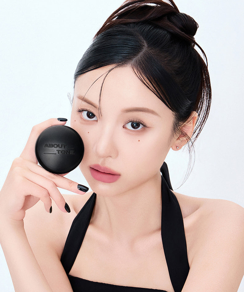 ABOUT TONE Blur Powder Pact, boîte et femme maquillée sur fond clair, style studio beauté, marque ABOUT TONE
