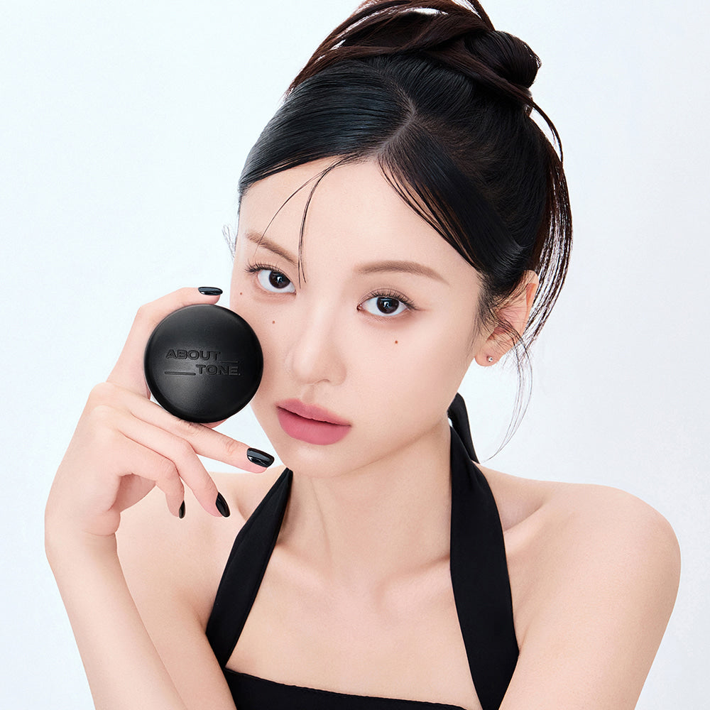 ABOUT TONE Blur Powder Pact, boîte et femme maquillée sur fond clair, style studio beauté, marque ABOUT TONE