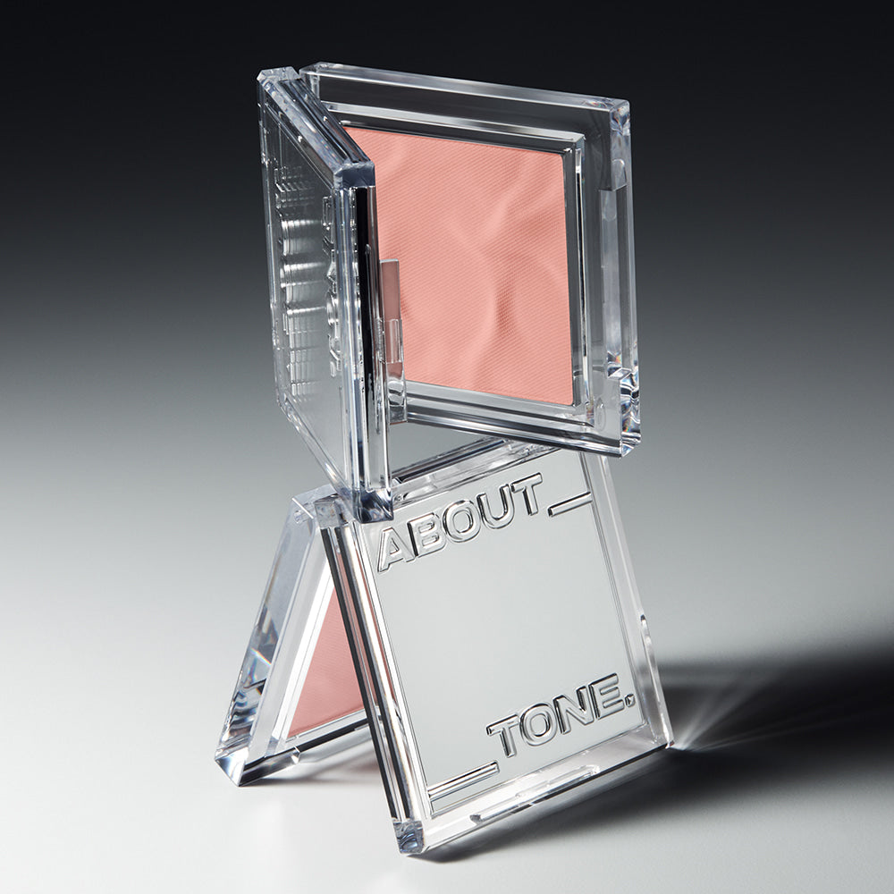 ABOUT TONE Fluffy Wear Blusher, fard à joues dans un écrin transparent sur fond sombre, marque ABOUT TONE.
