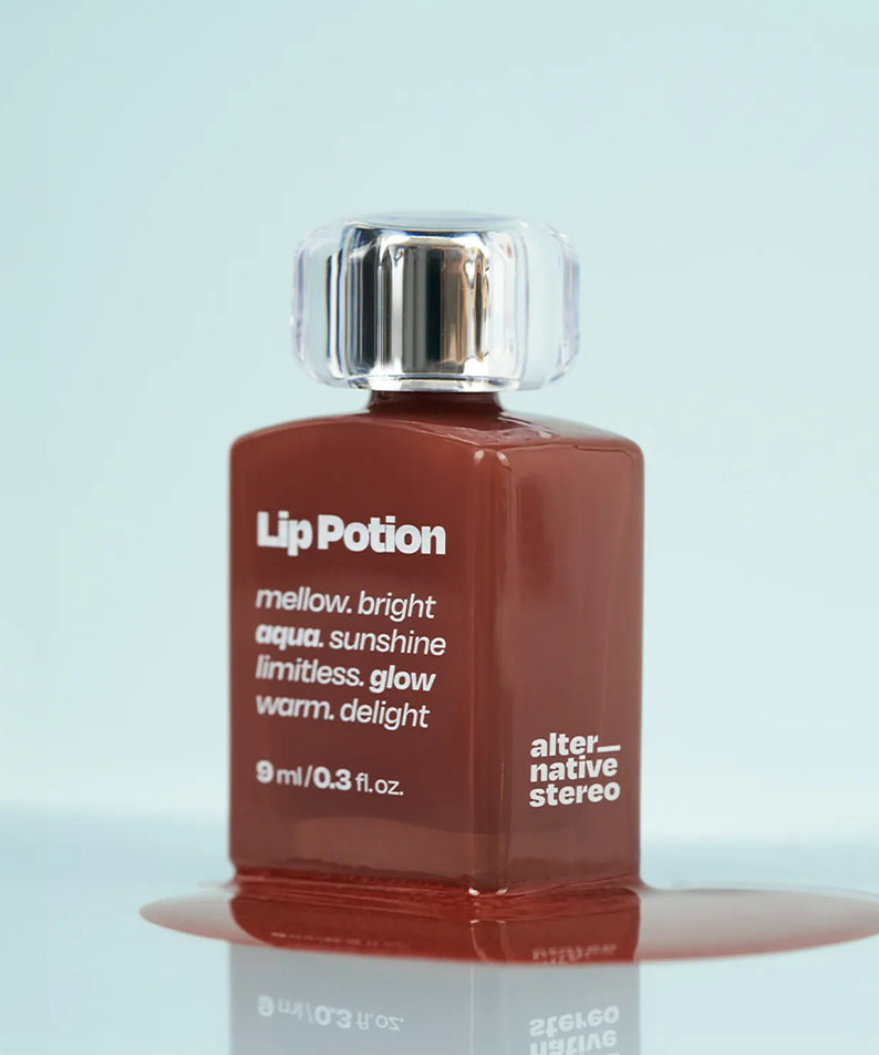 ALTERNATIVE STEREO Lip Potion Aqua Glow Tint, flacon et reflet en studio sur fond bleu clair, marque Alternative Stereo