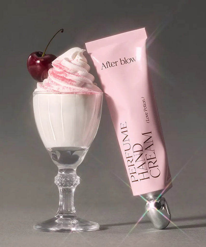 AFTER BLOW Perfume Hand Cream 50ml, crème parfumée de la marque After blow sur fond sombre, présentation visuelle.
