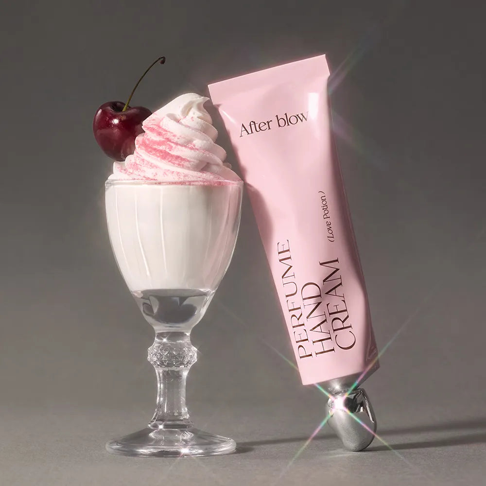 AFTER BLOW Perfume Hand Cream 50ml, crème parfumée de la marque After blow sur fond sombre, présentation visuelle.