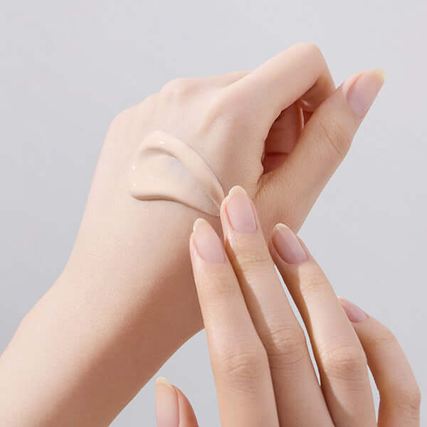 INNISFREE UV Active Poreless Sunscreen 50ml sur la main, marque Innisfree, application crème visage en gros plan