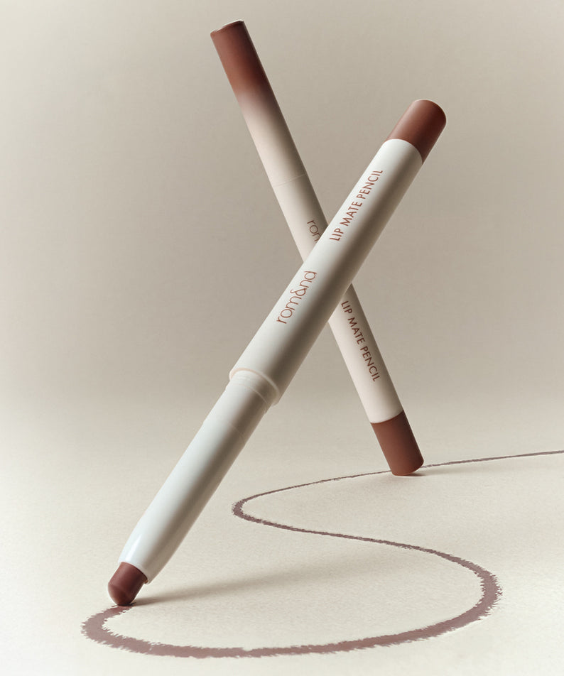 ROMAND Lip Mate Pencil #BeoverShade : crayon à lèvres beige sur fond clair, avec tracé de contour en forme de cœur.