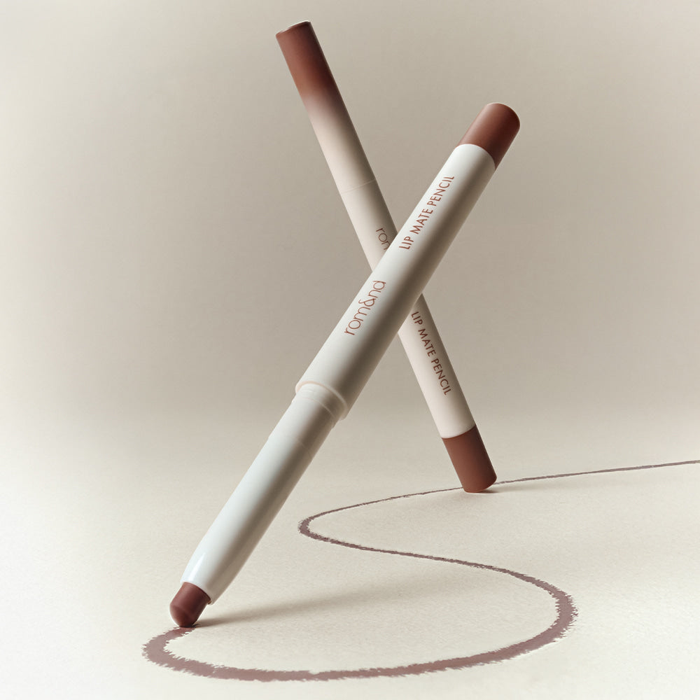 ROMAND Lip Mate Pencil #BeoverShade : crayon à lèvres beige sur fond clair, avec tracé de contour en forme de cœur.