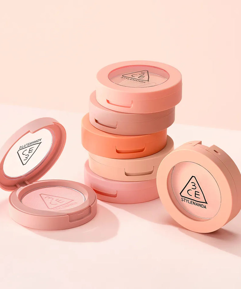 3CE Face Blush Mood Recipe : blush corail en boîtiers, sur fond pastel, présentation produit 3CE cosmétiques.