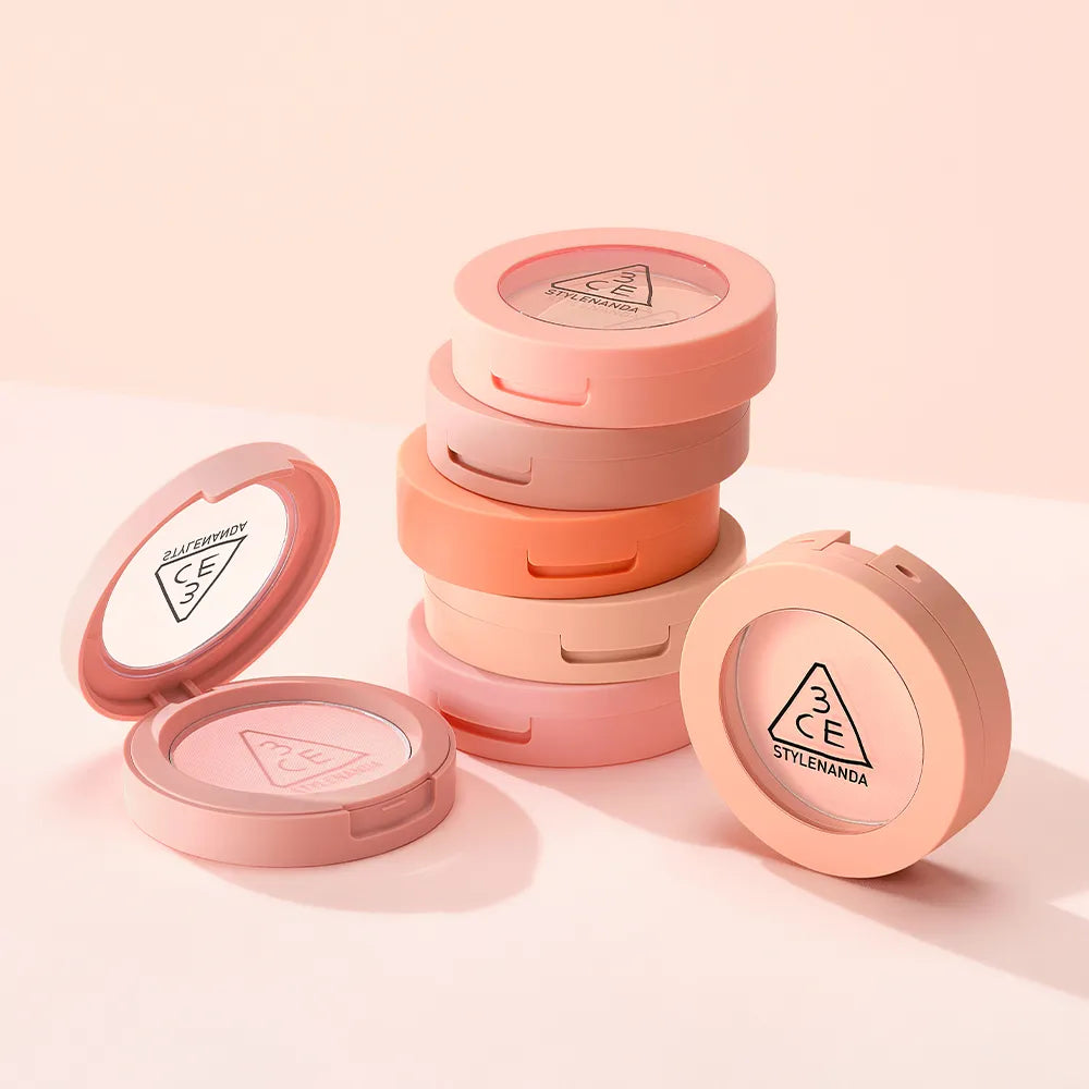 3CE Face Blush Mood Recipe : blush corail en boîtiers, sur fond pastel, présentation produit 3CE cosmétiques.