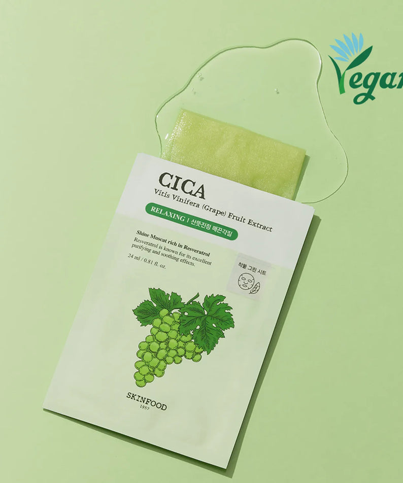 SKINFOOD Shine Muscat Cica Mask de la marque SKINFOOD, masque visage cica-raisins vert sur fond vert Vegan