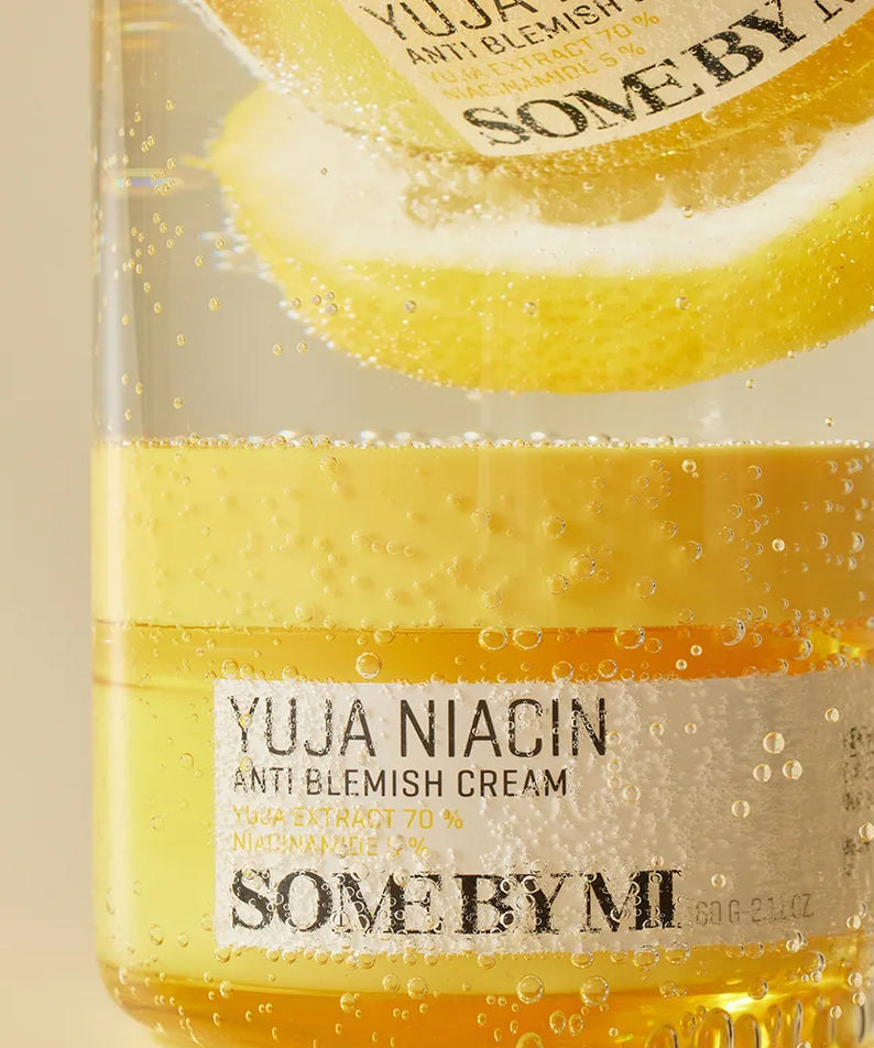 SOME BY MI Yuja Niacin Anti Blemish Cream 60g, marque SOME BY MI, flacon jaune avec tranches de yuzu, bulles, contexte beauté