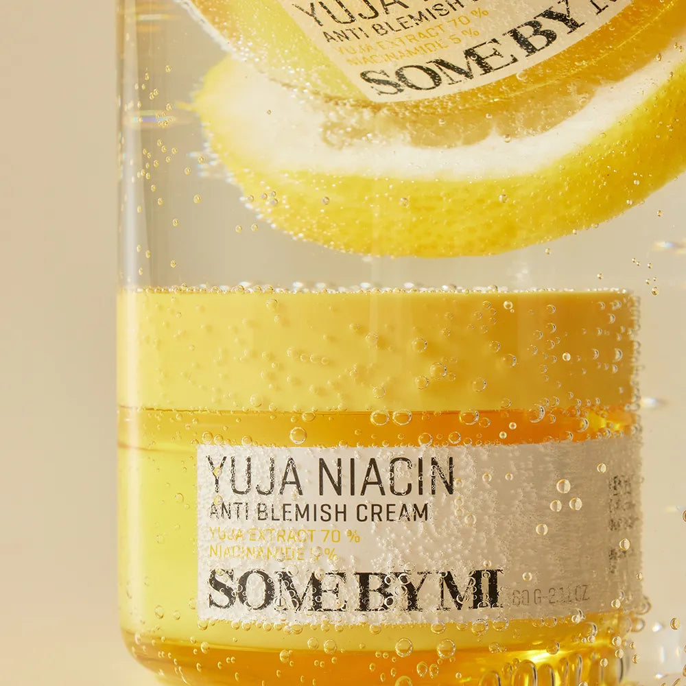 SOME BY MI Yuja Niacin Anti Blemish Cream 60g, marque SOME BY MI, flacon jaune avec tranches de yuzu, bulles, contexte beauté