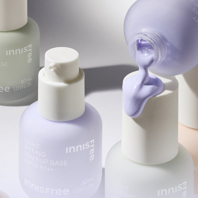 INNISFREE Light Fitting Makeup Base 30ml, flacons Innisfree sur fond clair, crème translucide étalée en image produit