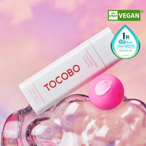 TOCOBO Vita Tone Up Sun Cream 50ml de la marque TOCOBO, tube sur fond pastel rosé, avec pastille VEGAN.