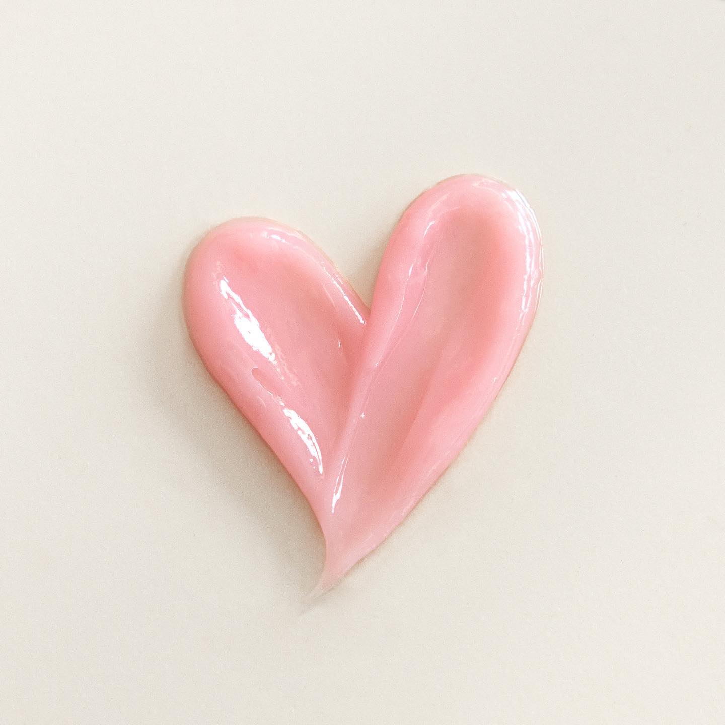 TALITHA KOUM Lipcure Balm 6g : baume à lèvres rose de la marque, présenté sur fond clair avec un cœur visuel.