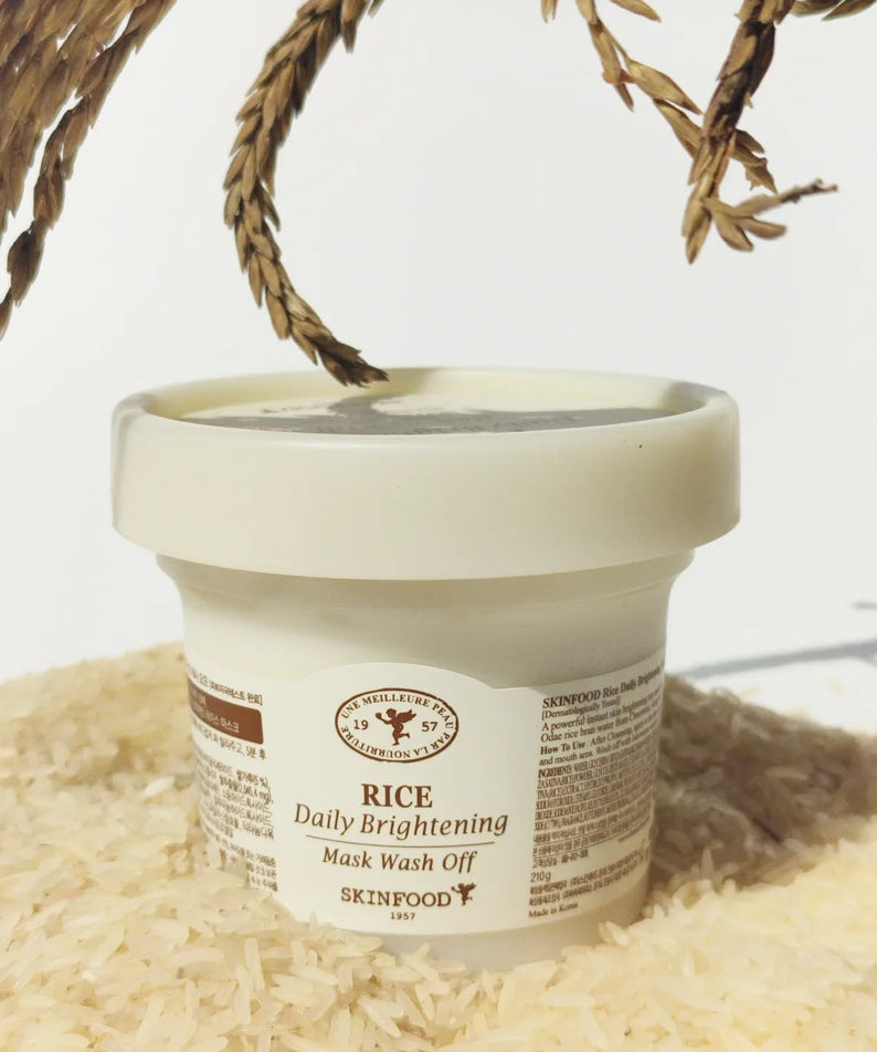 SKINFOOD Rice Daily Brightening Mask Wash Off 210g en pot crème sur riz, déco naturelle, vue produit.