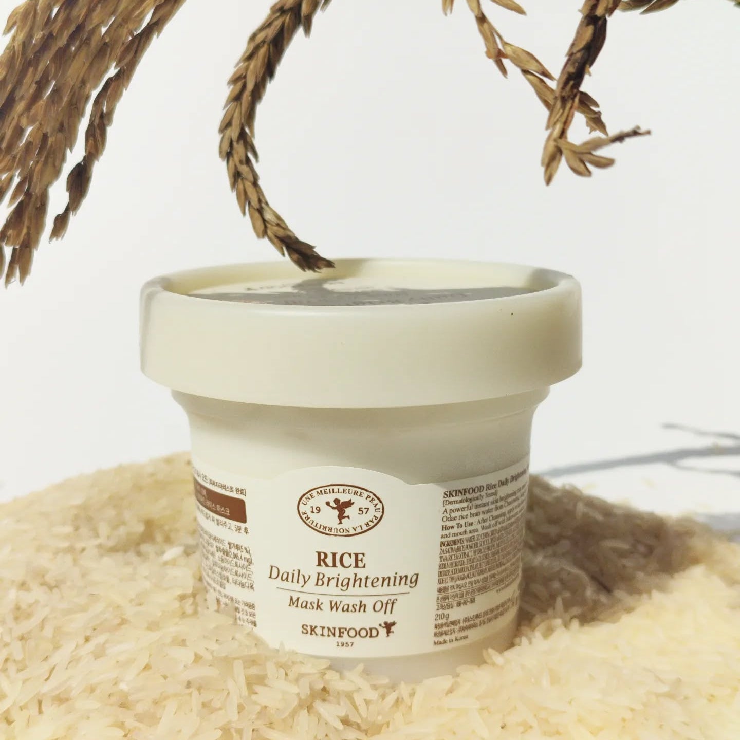 SKINFOOD Rice Daily Brightening Mask Wash Off 210g en pot crème sur riz, déco naturelle, vue produit.