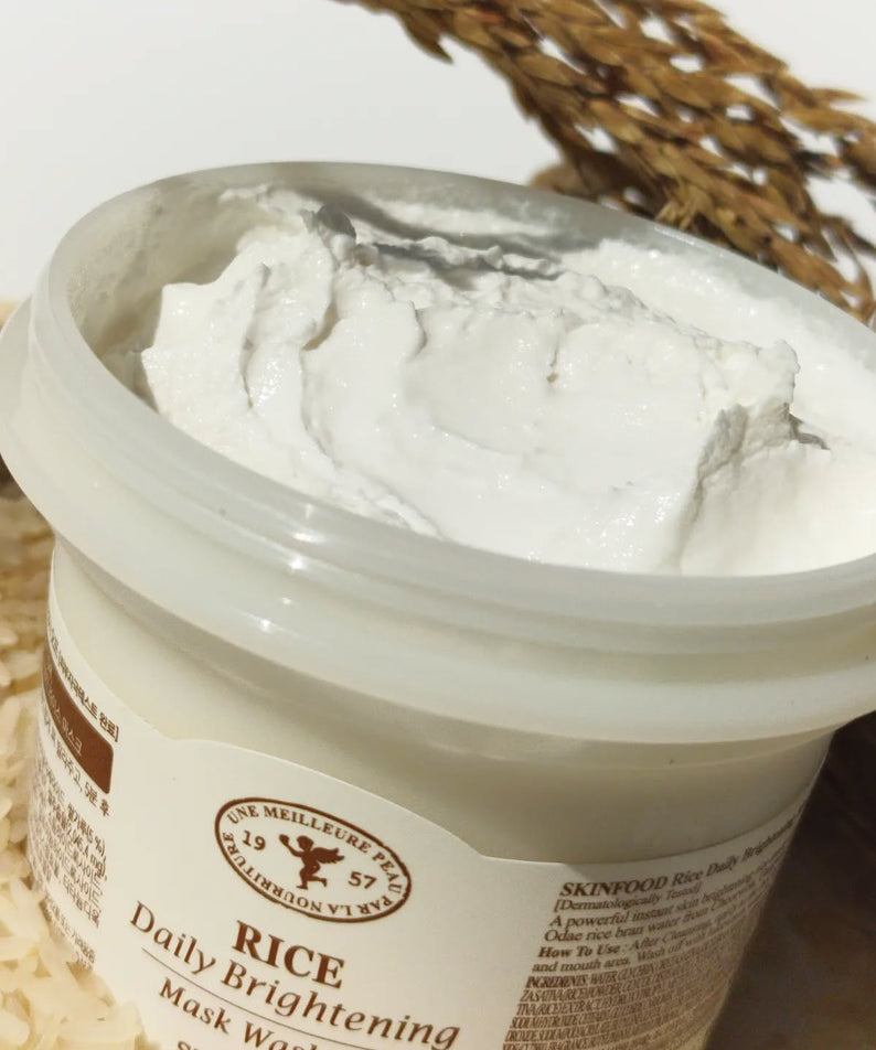 SKINFOOD Rice Daily Brightening Mask Wash Off 210g : masque crème blanc dans un pot, riz et herbes en fond, marque.