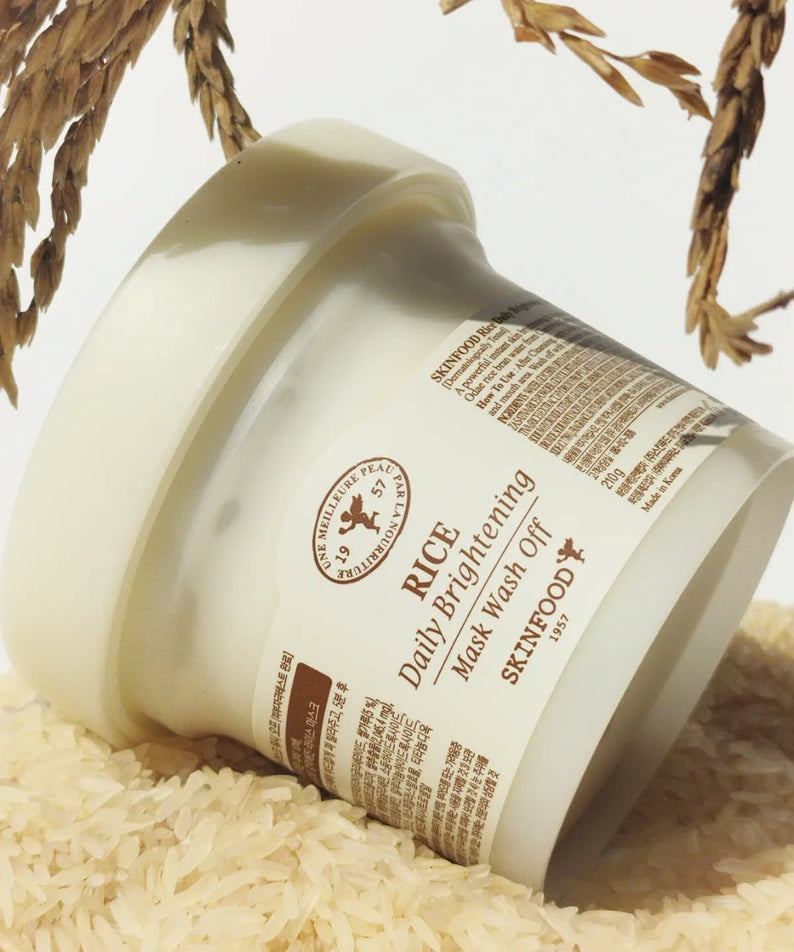 SKINFOOD Rice Daily Brightening Mask Wash Off 210g de SKINFOOD, pot crème sur riz, décor naturel (feuilles séchées).