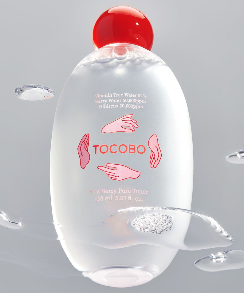TOCOBO Vita Berry Pore Toner 150ml TOCOBO sur fond clair, flacon rouge et gouttes d’eau, style soin visage.