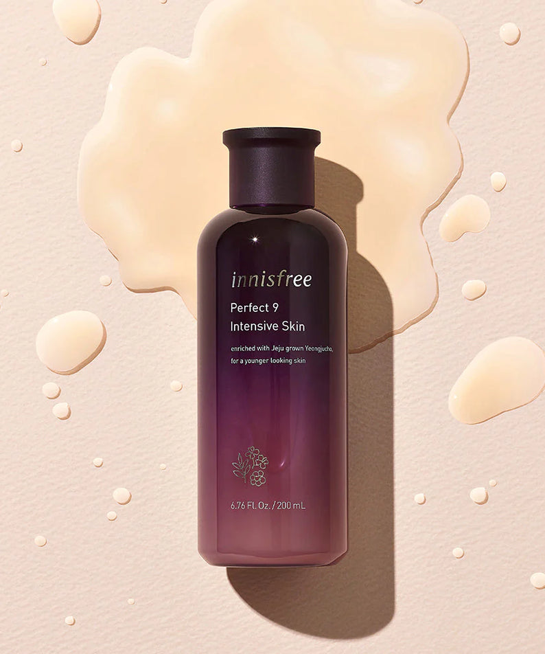 INNISFREE Perfect 9 Intensive Skin 200ml, flacon INNISFREE sur fond crème avec bulles, contexte beauté.