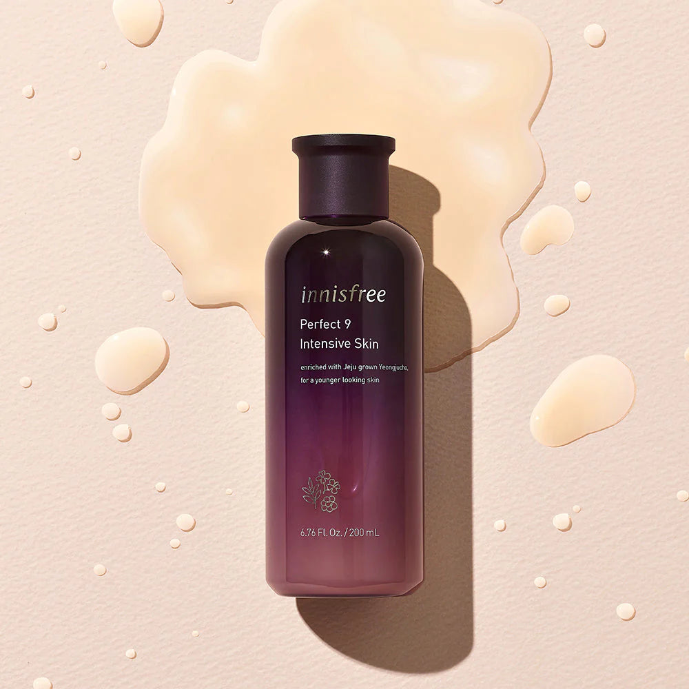 INNISFREE Perfect 9 Intensive Skin 200ml, flacon INNISFREE sur fond crème avec bulles, contexte beauté.