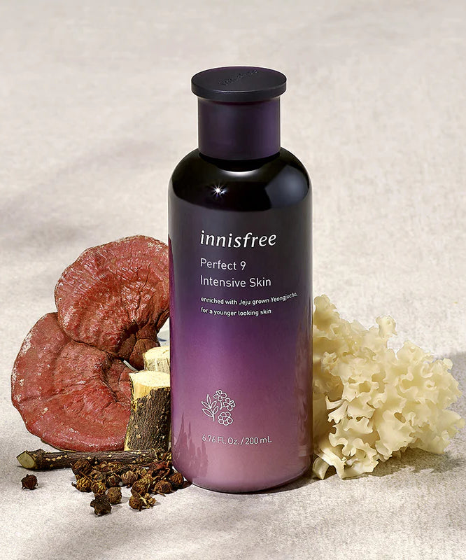 INNISFREE Perfect 9 Intensive Skin 200ml : flacon Innisfree violet sur fond beige, fleurs et ingrédients en contexte beauté