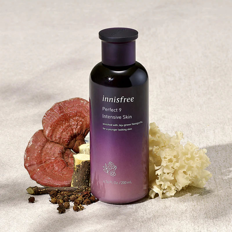 INNISFREE Perfect 9 Intensive Skin 200ml : flacon Innisfree violet sur fond beige, fleurs et ingrédients en contexte beauté