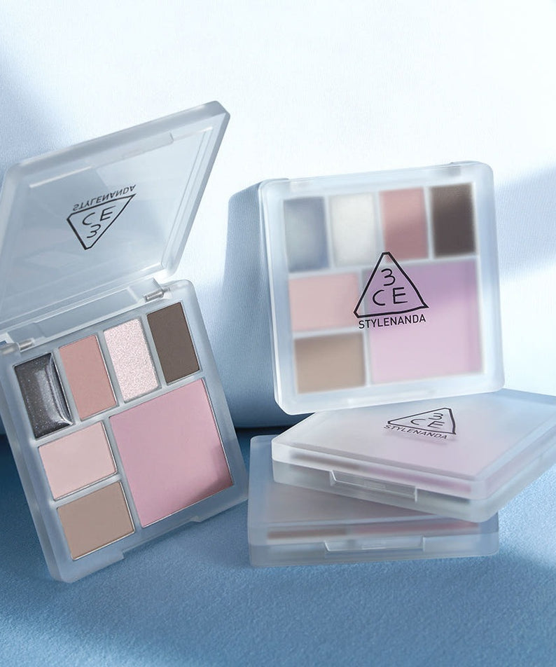 3CE Allround Multi Palette 9.6g de 3CE, palette maquillage yeux en étui transparent sur fond bleu clair
