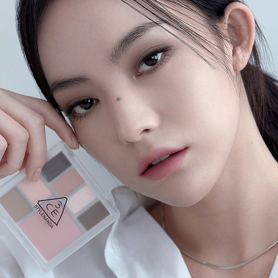 3CE Allround Multi Palette 9.6g, palette maquillage 3CE sur table, maquillage yeux nude près du visage, contexte beauté