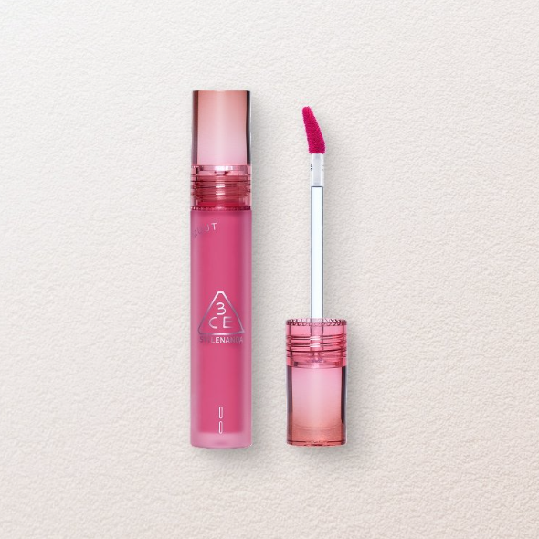 3CE Blur Water Tint 3 Shades : produit beauté sur fond clair, flacon rose et applicateur, teinte fluo visible.
