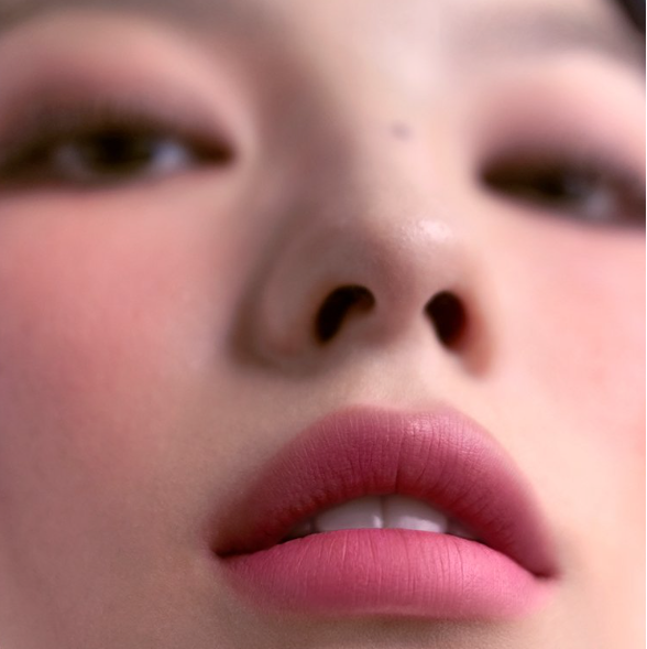 3CE Blur Water Tint 3 Shades : gros plan lèvres hydratées, teintes rose nude, texture blur sur peau maquillée.