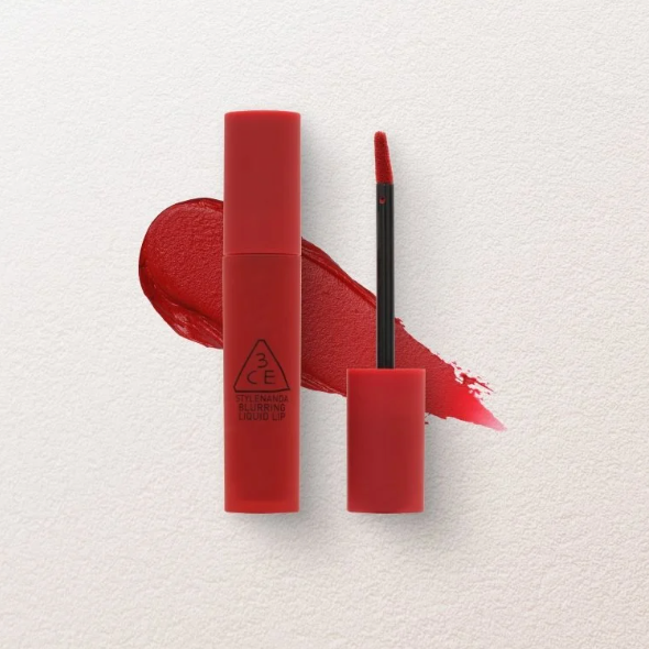 3CE Blurring Liquid Lip 10 shades, rouges à lèvres liquides sur fond clair, avec l’étui et la teinte floutée visible.