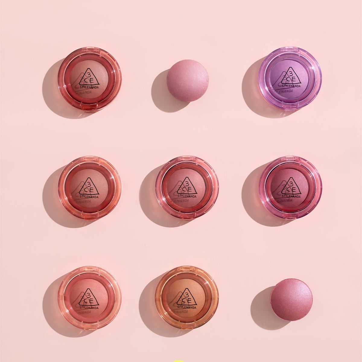 3CE Bouncy Blur Balm de 3CE, baume floutant couleur, pack ouvert et texture rose sur fond clair pastel.