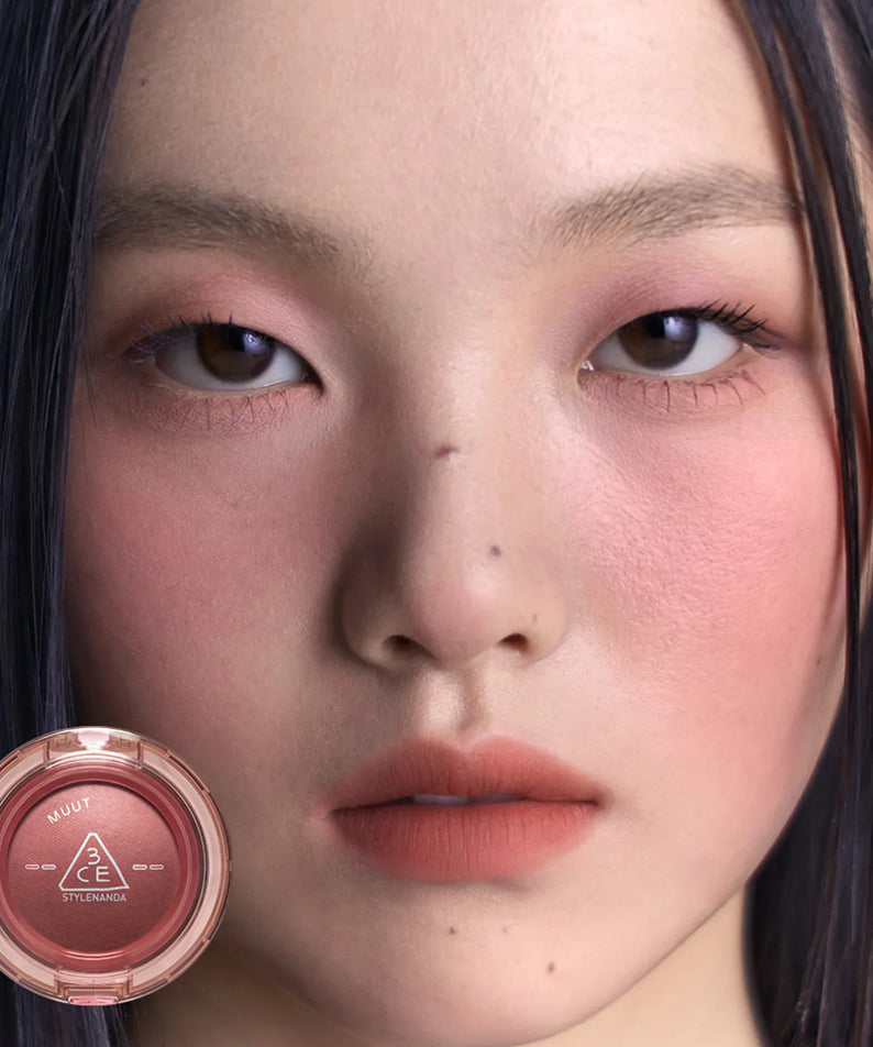 Plan rapproché du visage avec le baume maquillage 3CE Bouncy Blur Balm, marque 3CE, pot rose sur fond clair