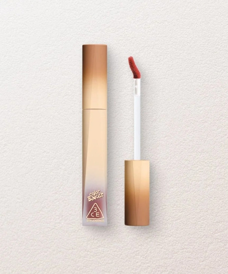 3CE COLOR BAKER VELVET LIP TINT PLUSH, rouge à lèvres velours 3CE, produit sur fond clair, tube et applicateur visibles