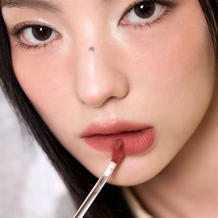 3CE COLOR BAKER VELVET LIP TINT PLUSH, photo maquillage lèvres roses sur modèle, applicateur brosse, gros plan.