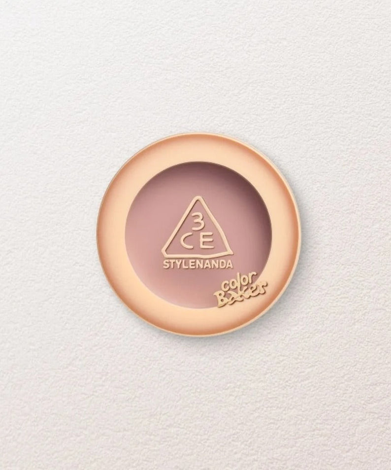 3CE Color Baker Face Blush : pot de blush sur fond clair, marque 3CE en gros plan, lumière douce.