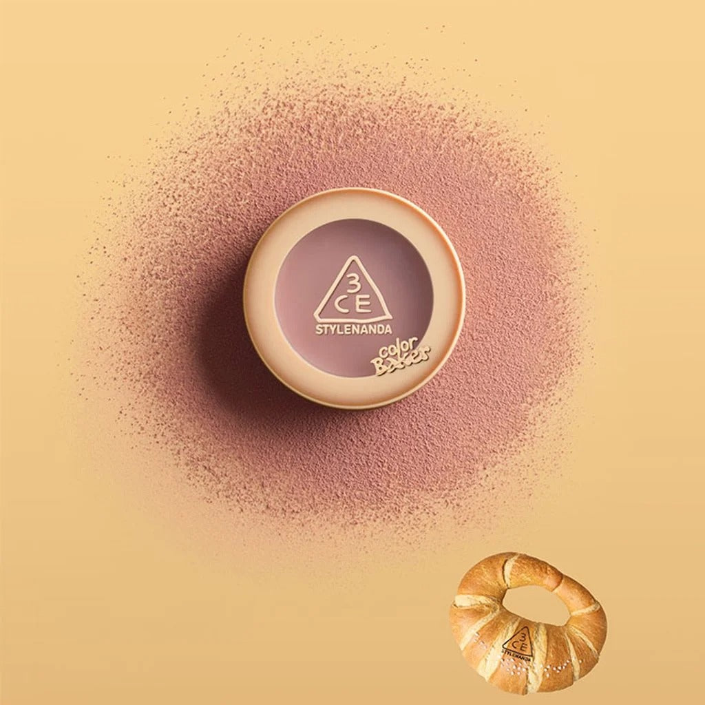 3CE Color Baker Face Blush de 3CE, pot beige et texture rose sur fond beige, contexte maquillage.