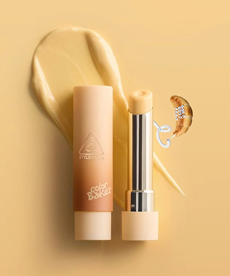 3CE Color Baker Glazy Lip Glow de 3CE, sur fond jaune, tube et stick à lèvres brillants et textures glazy.