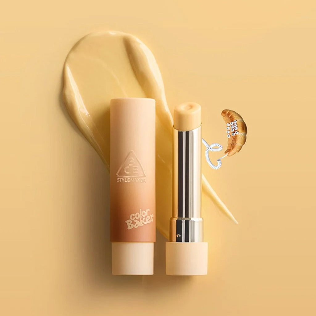 3CE Color Baker Glazy Lip Glow de 3CE, sur fond jaune, tube et stick à lèvres brillants et textures glazy.