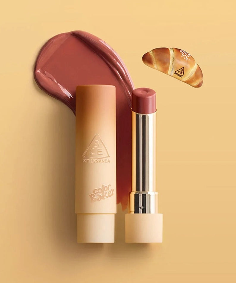 3CE Color Baker Glazy Lip Glow, baume à lèvres brillant bordeaux, produit de la marque 3CE sur fond beige