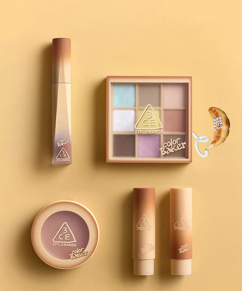 3CE Color Baker Glazy Lip Glow sur fond beige, packaging et coffret maquillage 3CE, teinte glowy pour les lèvres