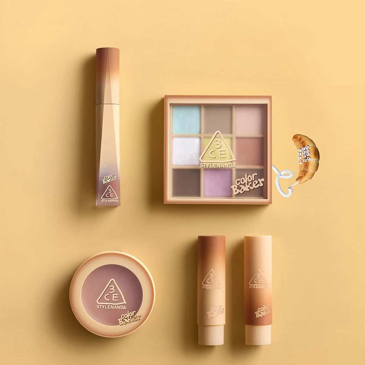3CE Color Baker Glazy Lip Glow sur fond beige, packaging et coffret maquillage 3CE, teinte glowy pour les lèvres