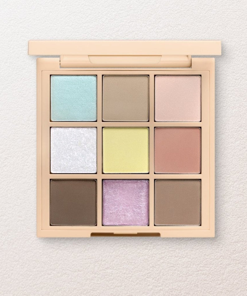 3CE Color Baker Multi Eye Color Palette, étui beige sur fond clair; palette 9 fards aux teintes pastel et nude.