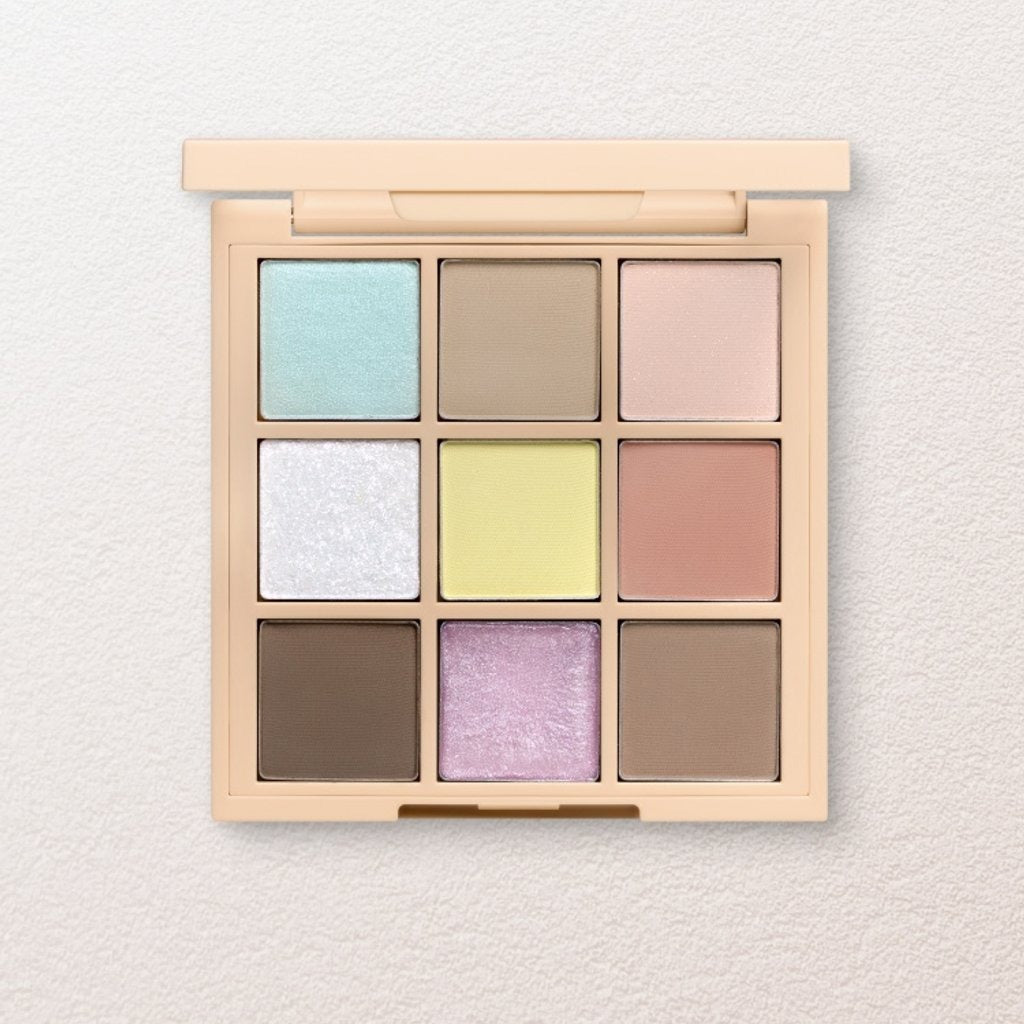 3CE Color Baker Multi Eye Color Palette, étui beige sur fond clair; palette 9 fards aux teintes pastel et nude.