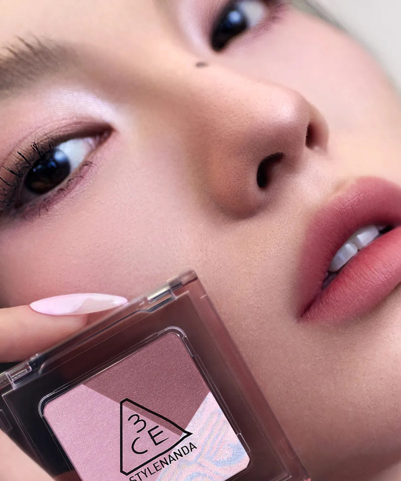 3CE Color Grid Eyeshadow de 3CE, maquillage des yeux sur fond beauté : palette et regard maquillé, photo produit.