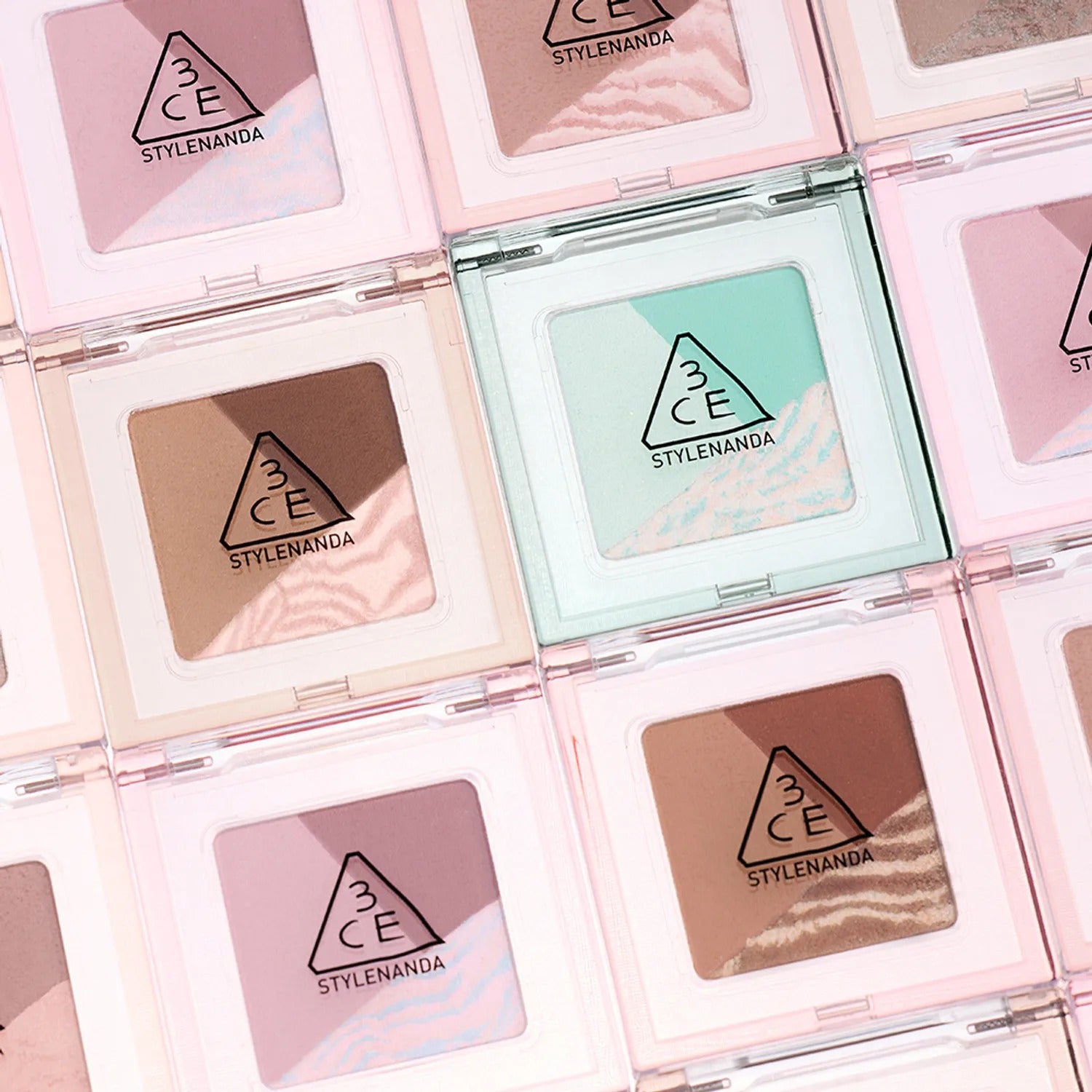 3CE Color Grid Eyeshadow de 3CE, palette de fards en boîtier rose avec plusieurs teintes en gros plan.
