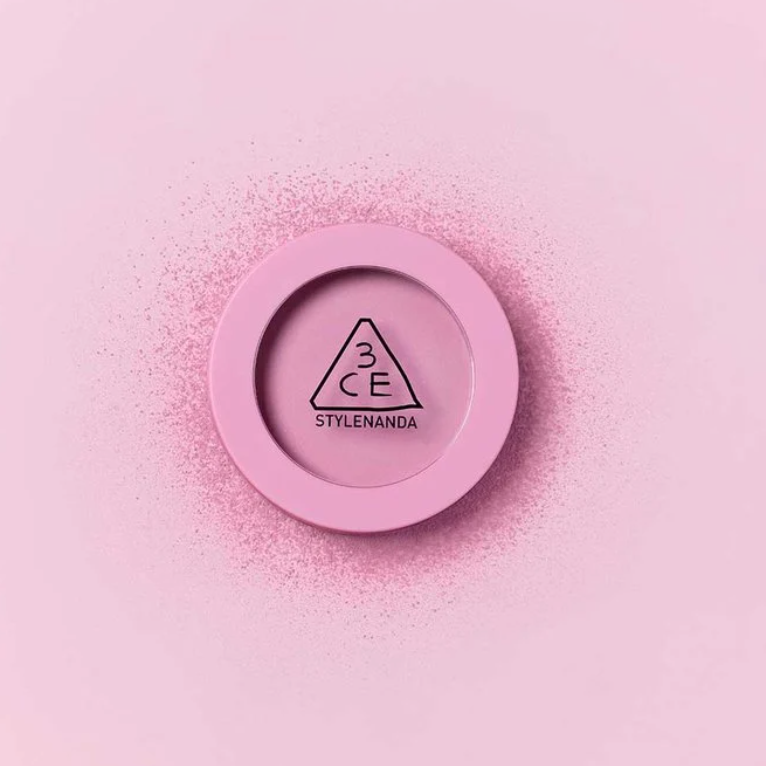 3CE Face Blush de 3CE, compact maquillage rose sur fond pastel, texture poudre brillante en contexte beauté