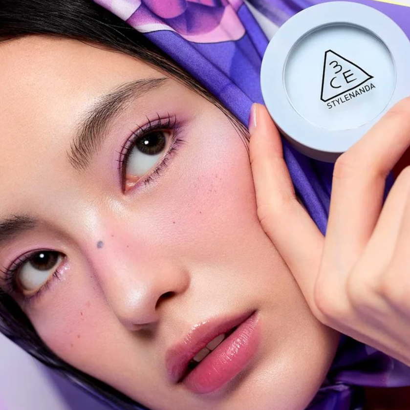 3CE Face Blush, sur maquillage du visage, marque 3CE, boîte en main, fond violet, gros plan beauté